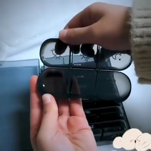 Portable Pill Box 21 Grid Black Pill Box Sorting Box Seven Days a Week Pill box that can be sliced