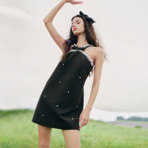 TAMMY TANGS | ชุดเดรสสีดำประดับคริสตัลแขนกุดคอวีสำหรับผู้หญิง ชุดราตรีสไตล์ลำลอง สไตล์หวาน แขนกุด ดีไซน์คอกลม เดรสสั้น