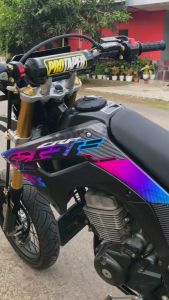 Striping CRF 150L EXTREME Variasi: Kustomisasi Motor dan Desain