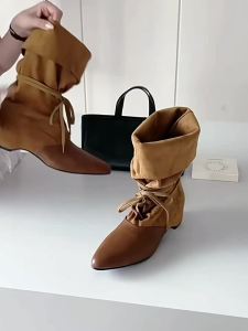 Giày Bốt Tây Phương Mũi Nhọn Đai Cổ Rộng Vintage