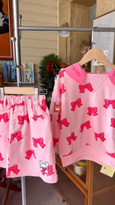 【พร้อมส่ง จำนวนจำกัด】「สินค้าลิขสิทธิ์แท้」IRIS KIDS 25 autumn Bebe series IKS33037 sweet bow เสื้อผ้าสไตส์เกาหลี ผ้านุ่มใส่สบาย ชุดลายโบว์ชมพู