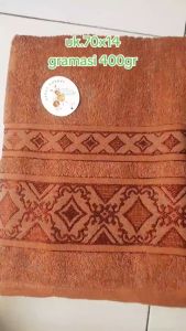 PROMO Handuk Mandi Dewasa Pria / Wanita Grade A 70x140 Sarang Lebah\\n\\n Apa Itu Handuk Mandi Dewasa Pria / Wanita Grade A?\\n\\nHanduk mandi dewasa pria/wanita Grade A adalah handuk berkualitas tinggi yang dirancang khusus untuk orang dewasa. Handuk ini memiliki spesifikasi yang sangat baik dan kelebihan yang memastikan kenyamanan dan kepuasan pengguna.\\n\\n Spesifikasi Handuk Mandi Dewasa Pria / Wanita Grade A\\n\\nHanduk mandi dewasa pria/wanita Grade A memiliki ukuran 70x140 cm, yang sangat ideal untuk orang dewasa. Handuk ini terbuat dari bahan berkualitas tinggi, yaitu serat sarang lebah, yang sangat lembut dan nyaman ketika digunakan.\\n\\n Kelebihan Handuk Mandi Dewasa Pria / Wanita Grade A\\n\\nBeberapa kelebihan handuk mandi dewasa pria/wanita Grade A antara lain:\\n\\n- **Kualitas**: Handuk ini terbuat dari bahan berkualitas tinggi, yaitu serat sarang lebah, yang sangat lembut dan nyaman ketika digunakan.\\n- **Ukuran**: Handuk ini memiliki ukuran 70x140 cm, yang sangat ideal untuk orang dewasa.\\n- **Daya Serap**: Handuk ini memiliki daya serap yang sangat baik, sehingga dapat menyerap air dengan cepat dan efektif.\\n- **Durabilitas**: Handuk ini sangat tahan lama dan tidak mudah robek atau rusak.\\n\\n Mengapa Harus Memilih Handuk Mandi Dewasa Pria / Wanita Grade A?\\n\\nAda beberapa alasan mengapa Anda harus memilih handuk mandi dewasa pria/wanita Grade A:\\n\\n- **Kualitas**: Handuk ini terbuat dari bahan berkualitas tinggi, yaitu serat sarang lebah, yang sangat lembut dan nyaman ketika digunakan.\\n- **Ukuran**: Handuk ini memiliki ukuran 70x140 cm, yang sangat ideal untuk orang dewasa.\\n- **Daya Serap**: Handuk ini memiliki daya serap yang sangat baik, sehingga dapat menyerap air dengan cepat dan efektif.\\n- **Durabilitas**: Handuk ini sangat tahan lama dan tidak mudah robek atau rusak.\\n\\n Cara Merawat Handuk Mandi Dewasa Pria / Wanita Grade A\\n\\nBerikut adalah beberapa tips merawat handuk mandi dewasa pria/wanita Grade A:\\n\\n- **Cuci**: Cuci handuk ini dengan air hangat dan deterjen yang lembut.\\n- **Jemur**: Jemur handuk ini di bawah sinar matahari langsung agar kering dan segar.\\n- **Simpan**: Simpan handuk ini di tempat yang kering dan bersih untuk mencegah jamur dan bau.\\n\\n Promo Spesial Handuk Mandi Dewasa Pria / Wanita Grade A\\n\\nSaat ini, kami menawarkan promo spesial untuk handuk mandi dewasa pria/wanita Grade A. Dapatkan 1 pcs handuk dewasa dengan harga spesial hanya di toko kami. Jangan lewatkan kesempatan ini! \\n\\nKunjungi toko kami sekarang dan dapatkan handuk mandi dewasa pria/wanita Grade A berkualitas tinggi dengan harga terbaik!\"