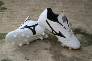sepatu bola Mizuno putih hitam outsol sudah di jahit keliling high quality