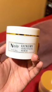 เจลสครับขัดหน้าทองคำสูตรพรีเมี่ยม (100g.) ผิวเนียนนุ่ม กระจ่างใส แบบมีออร่า Natural Sense Luxury Gold Facial Scrub (ฺNS)