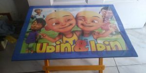 Meja lipat kayu anak karakter Ubin & Ibin dengan desain warna-warni dan karakter kartun.