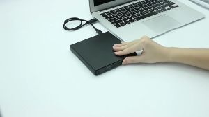 External drive CD ROM dengan desain portabel mendukung banyak antarmuka data  cocok digunakan pada laptop dan desktop