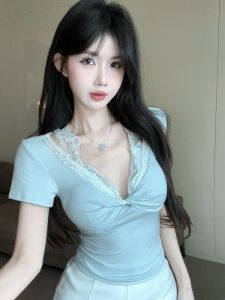 GUZILIAN | เสื้อยืดแขนสั้นคอวีลูกไม้สไตล์เกาหลีสำหรับผู้หญิงในฤดูร้อน ทรงเข้ารูป เอวสูง ดีไซน์ผูกโบว์ ทรงเข้ารูป เสื้อผ้าทำงาน