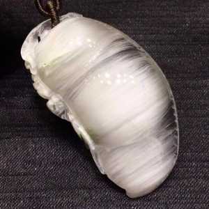 Superior natural white hair crystal white rabbit fur silver hair crystal four-season bean pendant🙏 The crystal is transparent with exquisite craftsmanship and the cats eye effect of the hair strands is extremely strong. It is very beautiful.