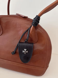 Bloggers Favorite Magnetic Head Layer Tanned Leather Neck Hanging Sunglasses Holder Multifunctional Keychain Sweater Chain