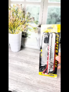Pisau Cutter Ukuran Besar FREE Refill 18mm Kater Pemotong Kertas Super Tajam Cuter Alat Potong Kardus Plastik Silet