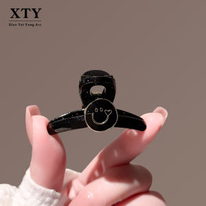 คลิปหนีบผมรูปหัวใจสไตล์เกาหลี คลิปหนีบผมครึ่งหัวสไตล์เกาหลี ทรงหน้าม้า หัวเข็มขัดตกแต่งผม สไตล์เกาหลี ทรงสั้น ฤดูใบไม้ผลิและฤดูร้อน 2025