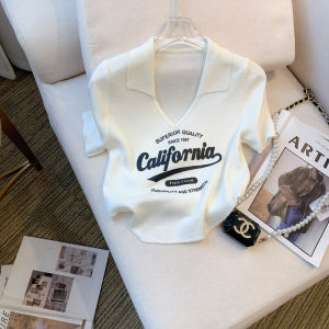 เสื้อยืดไหมน้ำแข็งถักแขนสั้นสไตล์ฝรั่งเศสหวานและเผ็ดร้อนสำหรับฤดูร้อนปี 2025 เสื้อโปโลผู้หญิงแบบไม่สมมาตร แขนสั้น คอวี ทรงหลวม