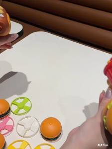 Anak-anak bercahaya berputar gyro mainan burger gyro