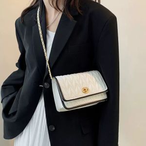 Túi Đeo Chéo Nữ Viền Đậm Vuông Dây Da Luồn Xích