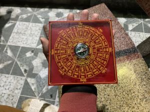 La bàn phong thủy. La bàn vuông có kim.