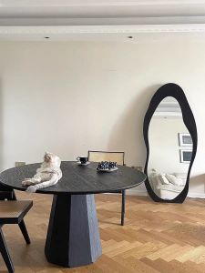 Nordic Minimalist Style round Solid Wood Dining Table French Vintage White Basswood Black Minimalist Home Dinner Table Chair