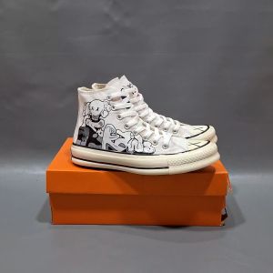 SEPATU CNVRS 70S HIGH X KAWS JILID 1 PUTIH MOTIF KARAKTER 36-43 SNEAKERS WHITE CASUAL\\n\\n Apa Itu Sepatu CNVRS 70S High X KAWS?\\n\\nCNVRS 70S High X KAWS adalah sepatu sneakers putih motif karakter yang dirancang khusus untuk ukuran 36-43. Desain unik ini menggabungkan elemen-elemen dari era 70-an dengan sentuhan modern, membuatnya menjadi sepatu yang cocok digunakan baik untuk kegiatan olahraga maupun acara formal.\\n\\n Spesifikasi Sepatu CNVRS 70S High X KAWS\\n\\nCNVRS 70S High X KAWS memiliki beberapa spesifikasi yang perlu diperhatikan:\\n\\n- Ukuran: 36-43\\n- Warna: Putih\\n- Bahan: Kulit sintetis dan kain\\n- Motif: Karakter KAWS\\n\\n Perbedaan Antara CNVRS 70S High X KAWS & Sepatu Casual Biasa\\n\\nCNVRS 70S High X KAWS berbeda dari sepatu casual biasa karena:\\n\\n- Desain: CNVRS 70S High X KAWS memiliki desain unik dengan sentuhan era 70-an dan motif karakter KAWS, sedangkan sepatu casual biasa cenderung lebih sederhana.\\n- Material: CNVRS 70S High X KAWS menggunakan bahan kulit sintetis dan kain berkualitas tinggi, sedangkan sepatu casual biasa mungkin menggunakan bahan yang kurang berkualitas.\\n- Fungsi: CNVRS 70S High X KAWS dapat digunakan baik untuk kegiatan olahraga maupun acara formal, sedangkan sepatu casual biasa lebih cocok digunakan untuk aktivitas santai.\\n\\n Mengapa Memilih Sepatu CNVRS 70S High X KAWS?\\n\\nCNVRS 70S High X KAWS memiliki beberapa kelebihan yang membuatnya menjadi pilihan yang tepat:\\n\\n Kelebihan Sepatu CNVRS 70S High X KAWS\\n\\n- Desain unik: CNVRS 70S High X KAWS memiliki desain yang unik dan menarik, membuatnya menjadi sepatu yang cocok digunakan baik untuk kegiatan olahraga maupun acara formal.\\n- Bahan berkualitas: CNVRS 70S High X KAWS menggunakan bahan kulit sintetis dan kain berkualitas tinggi, membuatnya menjadi sepatu yang tahan lama dan nyaman dipakai.\\n- Fungsi ganda: CNVRS 70S High X KAWS dapat digunakan baik untuk kegiatan olahraga maupun acara formal, membuatnya menjadi sepatu yang fleksibel.\\n\\n Keuntungan Menggunakan Sepatu CNVRS 70S High X KAWS untuk Pria & Wanita\\n\\nCNVRS 70S High X KAWS memiliki beberapa keuntungan yang dapat dinikmati oleh pria dan wanita:\\n\\n- Cocok untuk semua ukuran: CNVRS 70S High X KAWS tersedia dalam ukuran 36-43, membuatnya menjadi sepatu yang cocok digunakan oleh pria dan wanita dari berbagai ukuran.\\n- Desain unik: CNVRS 70S High X KAWS memiliki desain yang unik dan menarik, membuatnya menjadi sepatu yang cocok digunakan baik untuk kegiatan olahraga maupun acara formal.\\n- Bahan berkualitas: CNVRS 70S High X KAWS menggunakan bahan kulit sintetis dan kain berkualitas tinggi, membuatnya menjadi sepatu yang tahan lama dan nyaman dipakai.\\n\\n Cara Memilih Ukuran Sepatu CNVRS 70S High X KAWS yang Tepat\\n\\nMemilih ukuran sepatu yang tepat sangat penting untuk kenyamanan dan keselamatan. Berikut adalah langkah-langkah yang perlu diikuti untuk memilih ukuran CNVRS 70S High X KAWS yang tepat:\\n\\n Mengukur Kaki Anda dengan Benar\\n\\nUntuk mengukur kaki Anda dengan benar, ikuti langkah-langkah berikut:\\n\\n1. Gunakan penggaris atau alat ukur lainnya untuk mengukur panjang kaki Anda dari ujung jari kaki hingga tumit.\\n2. Catat hasil pengukuran ini.\\n3. Bandingkan hasil pengukuran dengan tabel ukuran CNVRS 70S High X KAWS.\\n\\n Mencari Ukuran yang Cocok untuk Sepatu CNVRS 70S High X KAWS\\n\\nSetelah mengukur kaki Anda, Anda dapat mencari ukuran CNVRS 70S High X KAWS yang tepat dengan mengikuti langkah-langkah berikut:\\n\\n1. Bandingkan hasil pengukuran kaki Anda dengan tabel ukuran CNVRS 70S High X KAWS.\\n2. Pilih ukuran yang paling mendekati hasil pengukuran Anda.\\n3. Jika hasil pengukuran Anda berada di antara dua ukuran, pilih ukuran yang lebih besar.\\n\\n Bagaimana Merawat Sepatu CNVRS 70S High X KAWS?\\n\\nMerawat sepatu CNVRS 70S High X KAWS dengan benar sangat penting untuk menjaga penampilan dan kualitasnya. Berikut adalah beberapa tips untuk merawat sepatu CNVRS 70S High X KAWS:\\n\\n Cara Membersihkan Sepatu CNVRS 70S High X KAWS dengan Benar\\n\\nUntuk membersihkan sepatu CNVRS 70S High X KAWS dengan benar, ikuti langkah-langkah berikut:\\n\\n1. Bersihkan debu dan kotoran dari sepatu dengan menggunakan kuas atau kain lembut.\\n2. Basahi kain dengan air hangat dan sabun cuci piring.\\n3. Gosok sepatu dengan kain basah.\\n4. Bilas sepatu dengan air bersih.\\n5. Keringkan sepatu dengan kain lembut.\\n\\n Tips untuk Mempertahankan Penampilan Sepatu CNVRS 70S High X KAWS\\n\\nBerikut adalah beberapa tips untuk mempertahankan penampilan sepatu CNVRS 70S High X KAWS:\\n\\n- Simpan sepatu di tempat yang kering dan bersih.\\n- Gunakan sepatu secara bergantian untuk menghindari kerusakan pada sepatu.\\n- Hindari menggunakan sepatu di area yang basah atau berdebu.\\n\\n Kesimpulan\\n\\nCNVRS 70S High X KAWS adalah sepatu sneakers putih motif karakter yang dirancang khusus untuk ukuran 36-43. Desain unik ini menggabungkan elemen-elemen dari era 70-an dengan sentuhan modern, membuatnya menjadi sepatu yang cocok digunakan baik untuk kegiatan olahraga maupun acara formal. Dengan memilih CNVRS 70S High X KAWS, Anda dapat menikmati kelebihan dan keuntungan yang ditawarkan oleh sepatu ini, serta menjaga penampilan dan kualitasnya dengan merawatnya dengan benar. CNVRS 70S High X KAWS adalah sepatu fashion berkualitas dengan harga terjangkau, yang cocok digunakan oleh pria dan wanita dari berbagai ukuran.\n}