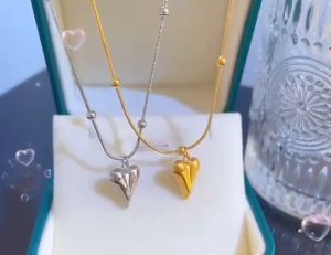 Kalung Titanium Liontin Love Emas Terbaru / Kalung Titaniium Wanita Dewasa / Kalung Titanium Anti Karat Dan Luntur