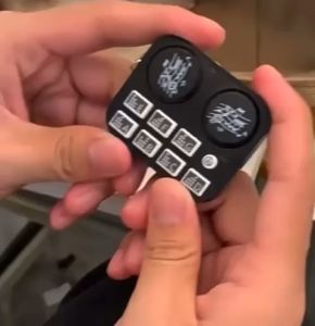 GANTUNGAN KUNCI MUSIK REMIX DJ DRUM BAND MEMORY SUPER KEREN PAKAI BATRE KEYCHAIN PEREDA STRESS MAINAN GANCI KREATIF BARU