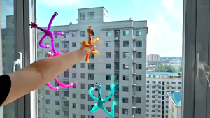 4PCS LED Telescopic Suction-Cup Giraffe Toy Educational Sensory Toy for Fine Motor Skills Deformable Bendable and Extendable Tube Toy with Light-Up Shake Feature Birthday Gift for Boys Girls