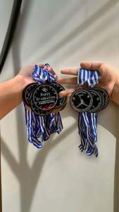 Medali hitam medali wisuda medali penghargaan bisa custom