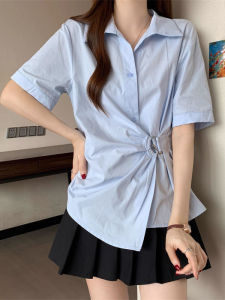 เสื้อเชิ้ตคอโปโลแขนสั้นทรงเข้ารูปสีฟ้าไม่สมมาตรสำหรับผู้หญิงไซส์ใหญ่ในช่วงฤดูร้อน เสื้อตัวบนเอวเข้ารูปดีไซน์ไม่ซ้ำใคร