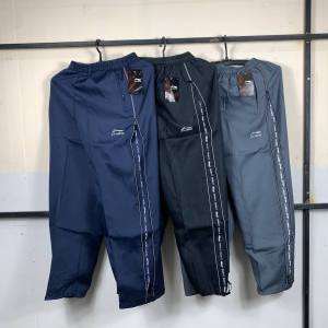 กางเกงผ้าร่มมีซับในเป็นตาข่าย แต่งซิปข้างมีกระเป๋า 2 ข้าง กางเกงขายาวผ้าร่มเนื้อดี