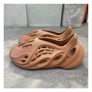 CHÍNH HÃNG - GIÀY YEEZY FOAM RUNNER ‘CLAY RED Code: HP5335