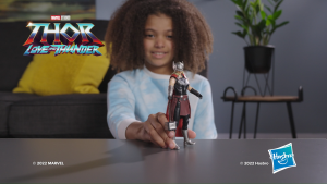 Marvel Studios Thor: Love and Thunder Mighty Thor Toy 6-Inch-Scale Deluxe Figure with Action Feature Ages 4 and Up