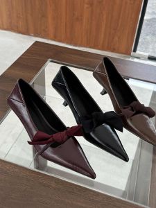 รองเท้าส้นสูงหัวแหลมสีแดง รองเท้าส้นเดี่ยวแบบสวมหัวแหลมสำหรับผู้หญิง ฤดูใบไม้ร่วง 2025 รองเท้าแฟชั่นสไตล์ยุโรป ทรงหัวแหลม สายรัดก้างปลา เสริมความงาม