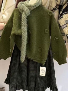 Retro Green Thick Knitwear with 3D Flowers Skirt with Plaid Pattern