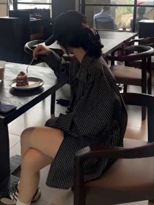 เสื้อเชิ้ตแขนยาวทรงหลวมสไตล์เกาหลีสำหรับผู้หญิงในฤดูใบไม้ผลิและฤดูใบไม้ร่วง ทรงหลวมสบายๆ ลายทาง ความยาวปานกลาง เสื้อเชิ้ต