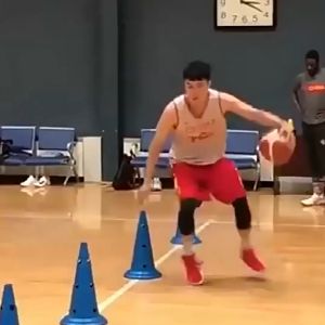 Nấm chiến thuật tập bóng đá có lỗ xỏ gậy bổ trợ nhiều bài tập marker khởi động chạy nhảy nấm chóp chướng ngại vật