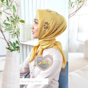 Jilbab Segi Empat Pesta Mewah Terbaru Bahan Gliter Kilat Premium Import Bukan Bahan Biasa Hijab Instan Mudah Dibentuk Tidak Licin Tidak Gerah Kerudung Seragam Besanan Motif Full Swarovski Glamour Elegant Wanita Muslim Grosir Jakarta Bandung BTG