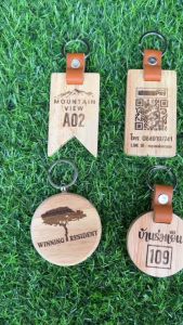 สำหรับ พวงกุญแจไม้ พร้อมเลเซอร์ หน้า-หลัง พวงกุญแจ เลเซอร์ชื่อ เบอร์ห้อง เลขที่ห้อง QR Code (แจ้งรายละเอียดทางแชทจ้า)