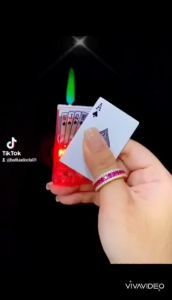 HỘP QUẸT BẬT LỬA LÁ BÀI CÓ ĐÈN LED NHẤP NHÁY THIẾT KẾ KÈM GƯƠNG SOI ĐỘC LẠ