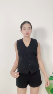 ชุดเซ็ตเสื้อกั๊กคอวีเข้าคู่กางเกงขาสั้น ลุคออฟฟิศ เพิ่มความคล่องตัวและสวยงาม