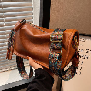 Trendy Large Capacity Shoulder Bag Womens Fashionable Wide Strap Crossbody Pillow Shaped Bag Popular New Style 2026