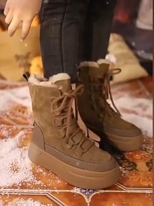 รองเท้าลุยหิมะสำหรับผู้หญิงกำมะหยี่หนา 2024 ฤดูหนาวใหม่หนาพื้นรองเท้าผ้าฝ้ายลำลองรองเท้าสั้นกลางแจ้งทนความเย็น