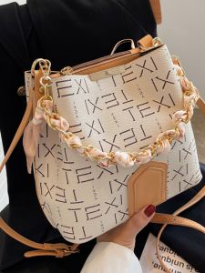 กระเป๋าสะพายข้างทรงถังสไตล์เกาหลีสุดเก๋ กระเป๋าสะพายข้างแบบสะพายข้างสำหรับผู้หญิงในฤดูใบไม้ผลิปี 2024 กระเป๋าสะพายข้างแบบลำลอง