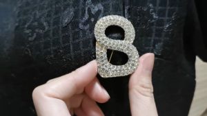 Simple fashion diamond brooch / European and American personality corsage accessories fashion suit sweater pin buckle