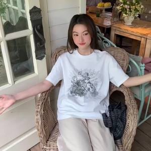 T-Shirt Wanita Lengan Pendek Putih Ukuran Besar  Motif Malaikat Artistik  Katun Combed Tipis Adem 2025  Desain Streetwear Oversize Nyaman untuk Pemilik Tubuh Kecil  Gaya Uniseks Casual Trendi  Modis  Sederhana  Kerah bulat Slip - on Tops  Pakaian couple