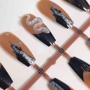 2颗 新年仿真小蛇树脂美甲钻饰品细纹复古朋克风满钻蛇形蛇纹蛇年指甲贴装饰品 Chinese New Year Little Snake Resin Nail Art Accesories Diamond Nails Jewelry 2025