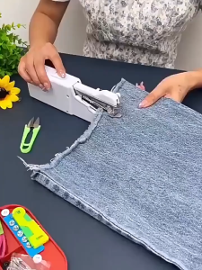 Portable Electric Sewing Machine Home Multifunction Cordless Hand-held Mini Sewing Machine DIY Clothes Tailor Tool