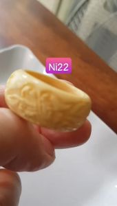 Nhẫn Nam Giả Ngà hay Xương Mỹ Nghệ Bản Hẹ Chạm Rồng Ni 22mm Cao 14mm Dầy 5mm màu trắng Dành Cho Các Anh Nam đeo nhẫn ngón tay cái hay bất kỳ ngón tay nào ni lọt vừa tay là 22mm rẻ vẫn đẹp như thường chỉ có 250k/1 chiếc ạ