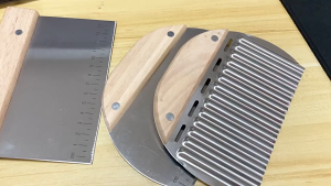Pemotong Adonan Stainless Handle Kayu / Alat Pemotong Scraper Adonan Kue Roti