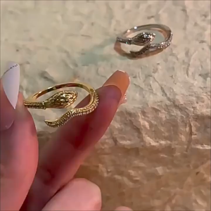 😊พร้อมส่ง😊 แหวนงู ปรับขนาดได้ สีทองและสีเงิน ประดับเพชร สวยหรู