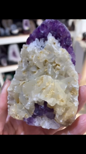 Snow Feather Calcite x High-Grade Deep Glossy Amethyst Rare natural formation with more crystal content ✔️ Height: 9cm Width: 6cm x 4cm Weight: 263g