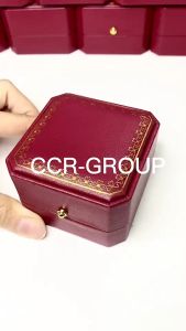 กล่องใส่แหวนคู่สุดหรู สีแดงเลือดหมู ด้านในเเป็นเนื้อผ้าชามัว หรูหรามาพร้อมหมุดทอง