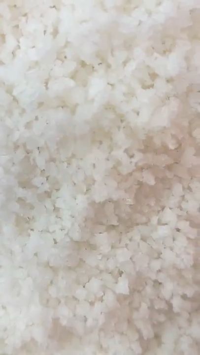 Muối hạt thô làm từ phương pháp thủ công phơi cát